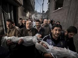 Fotografía ganadora del World Press 2012. Grupo de hombres portando dos niños muertos en una calle de Gaza. Crédito: universal.com.mx