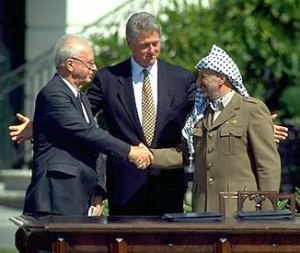 Imagen 2: Rabin, Arafat y Clinton en la firma de la Declaración de acuerdos por la autonomía palestina de 1993
