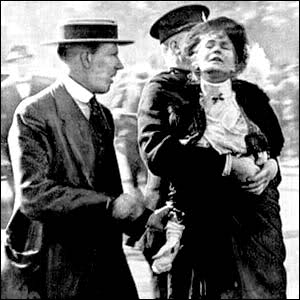 Detención de Emmeline Pankhurts, líder del sufragismo radical británico. Detención de Emmeline Pankhurts, líder del sufragismo radical británico. Crédito: sakipedia.blogspot.com