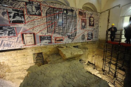 L'antico percorso di accesso del pubblico del teatro, il vomitorium, posto a collegamento tra l'emiciclo esterno e l'orchestra riemerso durante nuovi scavi nel Teatro Romano conservato sotto Palazzo Vecchio a Firenze, 14 aprile 2014. ANSA/MAURIZIO DEGL INNOCENTI