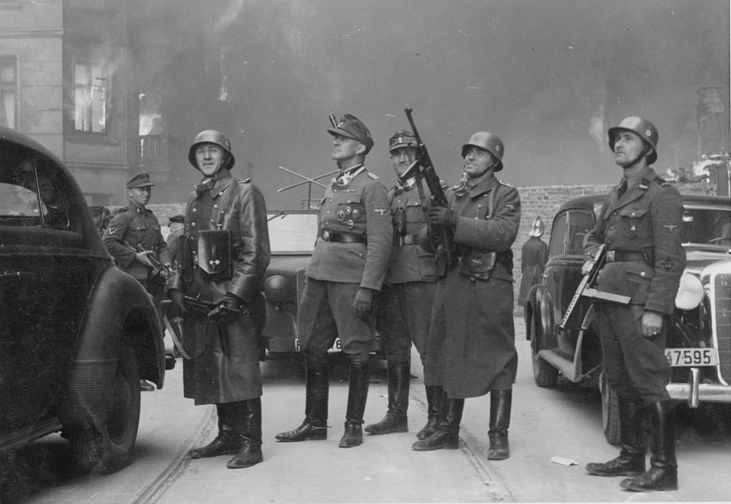 Jürgen Stroop observando el ataque al gueto de Varsovia Crédito: Wikipedia